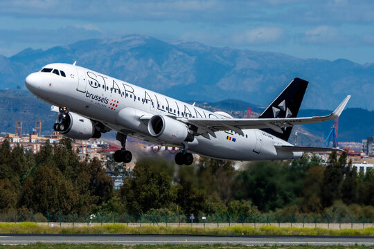 Avi&oacute;n de l&iacute;nea Airbus A320 de la aerol&iacute;nea belga Brussels Airlines con la librea Star Alliance despegando en el aeropuerto de M&aacute;laga Costa del Sol. 