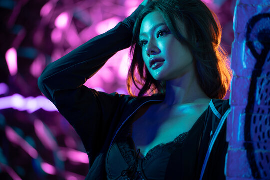 Asian young models pose for photoshoots, Women with the brilliant city lights theme