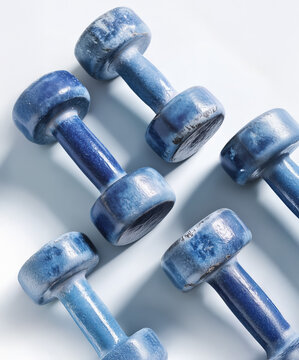 Halt&egrave;res design bleu marbr&eacute; sur fond blanc, &eacute;quipement sportif stylis&eacute;