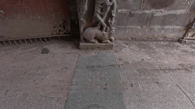 Thirukalukundram is known for the Vedagiriswarar temple complex, popularly known as Kazhugu koil (Eagle temple). This temple consists of two structures, one at foot-hill and the other at top-hill.