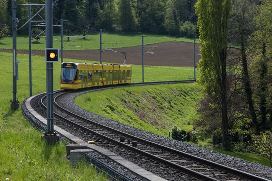 Ligne internationale 10 de transport du tramway de B&acirc;le comptant 40 stations allant de Rodersdorf &agrave; Dornach. Ligne la plus longue. Desservant le village fran&ccedil;ais de Leymen