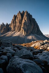 Obraz premium mountains with a few rocks and grass in the foreground