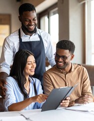 Obraz premium Waiter Taking Order from Smiling Couple in Restaurant