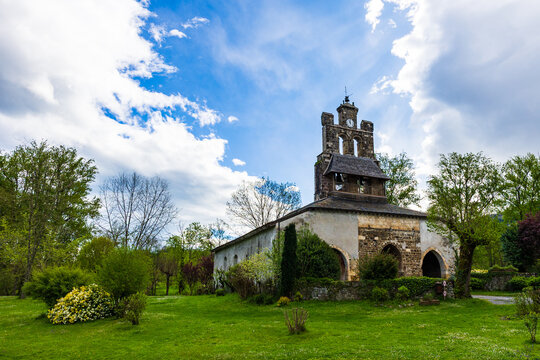 Église Notre-Dame-de-Tramesaygues, classé au patrimoine mondial de l’UNESCO au titre des chemins de Saint-Jacques-de-Compostelles, dans le village ariégeois d’Audressein dans le Couserans