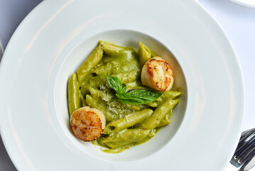Delicious Italian Spinach Pasta with Scallops