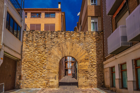 An old archway known as Portal de la Ver&oacute;nica stands among buildings in the historic center of Segorbe, Castell&oacute;n Province, Spain.