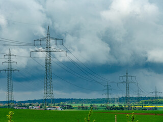 Hochspannungsmasten bei Regenwetter