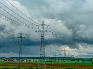 Hochspannungsmasten bei Regenwetter