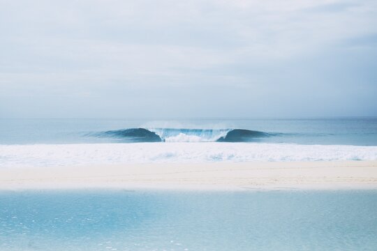 Banzai Pipeline breaking in front of a sandbar, Oahu, Hawaii, USA