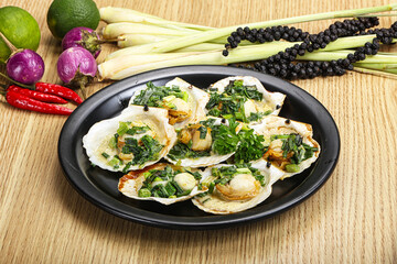 Grilled scallops with green onion