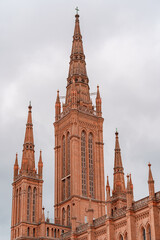 Obraz premium A large red Market church in Wiesbaden with a clock on the front