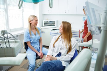 Obraz premium dentist examining, dentist examine tooth, dental instruments, examination patient, checking teeth, dentist showing, professional doctor fixing teeth, healthy smile