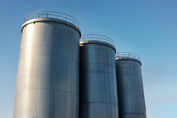 Obraz premium chemical industry tank storage concept white carbon steel the tank industria química tanque de almacenamiento concepto de acero al carbono blanco el tanque silo