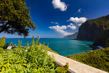 Egzotyczny krajobraz morski z wybrzeżem nad Oceanem Atlantyckim na portugalskiej wyspie Madera, podróż po Europie, Miradouro do Guindaste, tło lub tapeta do projektu  © anettastar