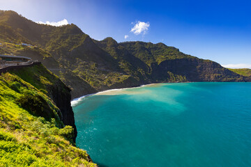 Egzotyczny krajobraz morski z wybrzeżem nad Oceanem Atlantyckim na portugalskiej wyspie Madera, podróż po Europie, Miradouro do Guindaste, tło lub tapeta do projektu  © anettastar