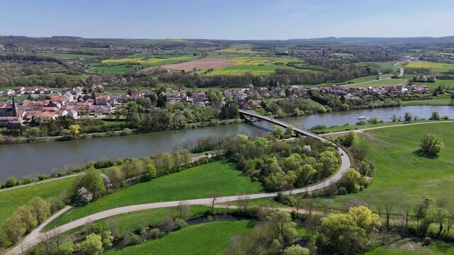 Vue panoramique a&eacute;rienne en drone des villages de Fixem et de Gavisse au bord de la Moselle en Lorraine.