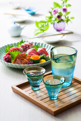 【日本酒とお刺身5点盛り】 冷やして飲む日本酒のイメージ。鮪、鯛、金目鯛、イクラ、赤貝を綺麗に盛り付けたお刺身と愉しむ冷酒です。