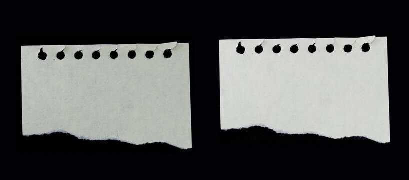 Trozos de papel blanco roto sobre fondo negro	