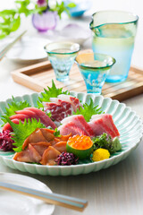 【お刺身5点盛りと日本酒】 日本酒と愉しむお刺身のイメージ。鮪、鯛、金目鯛、赤貝。そして器に見立てた酢橘に盛り付けたイクラのお造りです。 