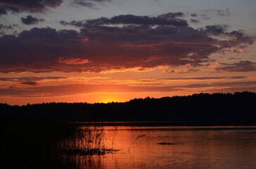 Obraz premium sunset on the lake shore bright image