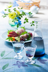 【日本酒とお刺身3点盛り】 暑い夏に冷やして涼を味わう日本酒のイメージ。鮪・鯛・鯵を綺麗に盛り付けたお刺身と愉しむ冷酒です。
