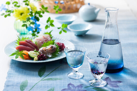 【日本酒とお刺身3点盛り】 暑い夏に冷やして涼を味わう日本酒のイメージ。鮪・鯛・鯵を綺麗に盛り付けたお刺身と愉しむ冷酒です。