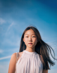 夏空を背景にした女性
