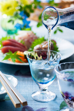 【日本酒とお刺身3点盛り】 暑い夏に冷やして涼を味わう日本酒のイメージ。鮪・鯛・鯵を綺麗に盛り付けたお刺身と愉しむ冷酒です。