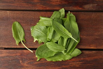 Pile of fresh green sorrel leaves on wooden table, flat lay