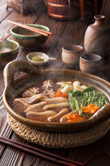 【鴨鍋】 こんがり焼いた葱などの野菜と鴨肉を煮込みます。旨味じゅうぶんな甘い脂身が寒い季節に嬉しい冬の味覚です。
