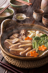 【鴨鍋】 こんがり焼いた葱などの野菜と鴨肉を煮込みます。旨味じゅうぶんな甘い脂身が寒い季節に嬉しい冬の味覚です。