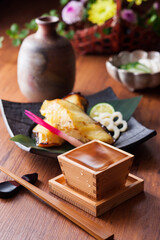 【日本酒と銀鱈の西京焼き】 西京味噌で漬け込み香ばしく焼き上げた銀鱈と愉しむ日本酒です。
