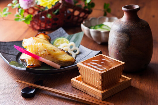 【日本酒と銀鱈の西京焼き】 西京味噌で漬け込み香ばしく焼き上げた銀鱈と愉しむ日本酒です。