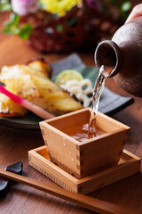 【日本酒と銀鱈の西京焼き】 西京味噌で漬け込み香ばしく焼き上げた銀鱈と愉しむ日本酒です。