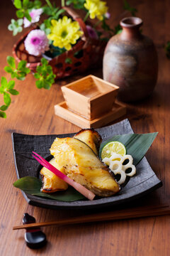 【日本酒と銀鱈の西京焼き】 西京味噌で漬け込み香ばしく焼き上げた銀鱈と愉しむ日本酒です。