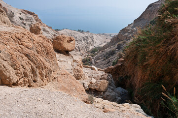 Fototapeta premium A rocky mountain with a body of water in the background