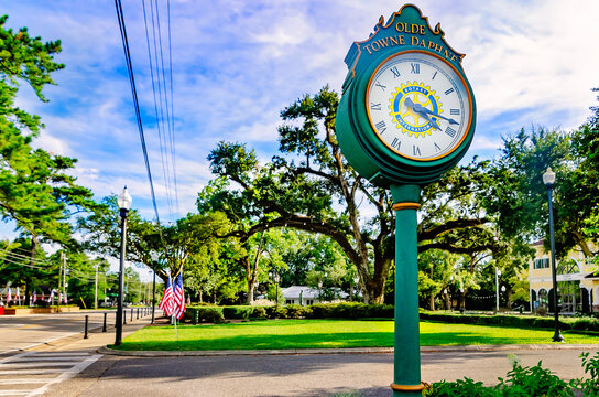 Olde Towne Daphne two-sided street clock in Daphne Alabama