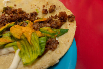 Acercamiento a Interior de quesadilla con chicharrón y flor de calabaza