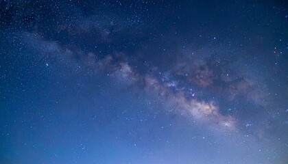 Fototapeta premium 青い宇宙空間を貫く光り輝く天の川、神秘的なエネルギーがその流れに沿って広がる幻想的なビジュアル