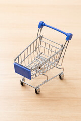 机に置かれたショッピングカート