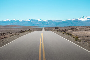 Increíble fotografía de una carretera en un paisaje desértico con varios volcanes de fondo en Arequipa, Perú.