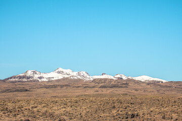 Increíble fotografía de un paisaje desértico con varios volcanes de fondo en Arequipa, Perú.