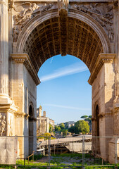 Obraz premium The Arch of Septimius Severus at the northwestern end of the Roman Forum is a white marble triumphal arch dedicated in 203 AD to commemorate the Parthian victories of Emperor Septimius Severus and his