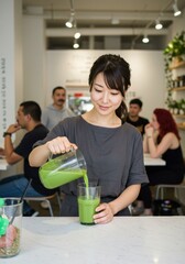 ウェルネスカフェでスムージーを注ぐ女性（ai生成画像）