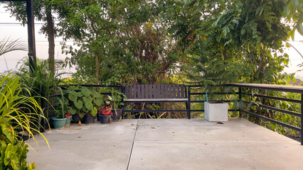 Obraz premium Relaxing Outdoor Patio Space Surrounded by Nature Ideal for Gatherings or Meditation