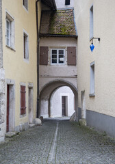 Fototapeta premium Saint-Ursanne est une cité médiévale touristique du Clos-du-Doubs et une ancienne commune suisse du canton du Jura, située dans le district de Porrentruy le long du Doubs.