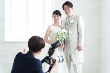 結婚式で撮影するブライダルカメラマン
