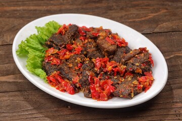 Dendeng balado or dendeng batokok is a typical Padang dish in the form of thin slices of beef fried crispy, then topped with balado seasoning.