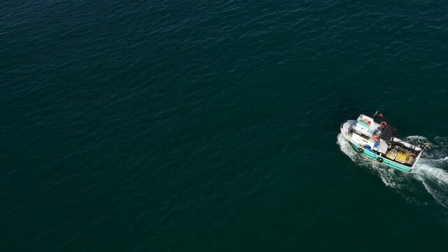 Footage of amateur fishermen fishing with their boats.