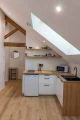 Cuisine moderne au design épuré avec des matériaux contemporains et une ambiance chaleureuse.